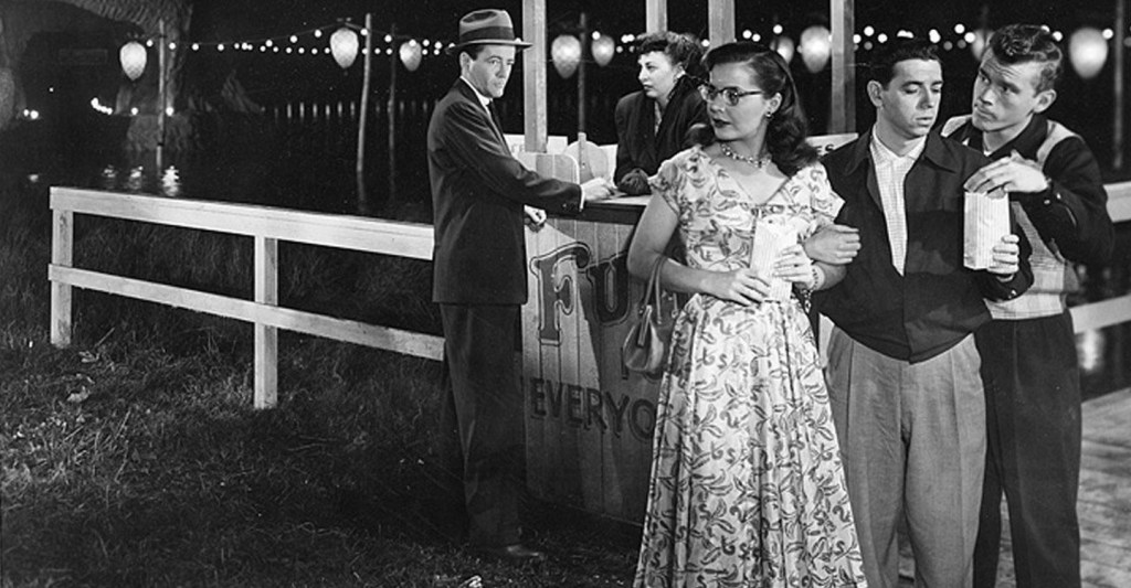 Imagen de la película "Extraños en un tren" de Alfred Hitchcock de 1951, con Bruno acechando a Miriam.