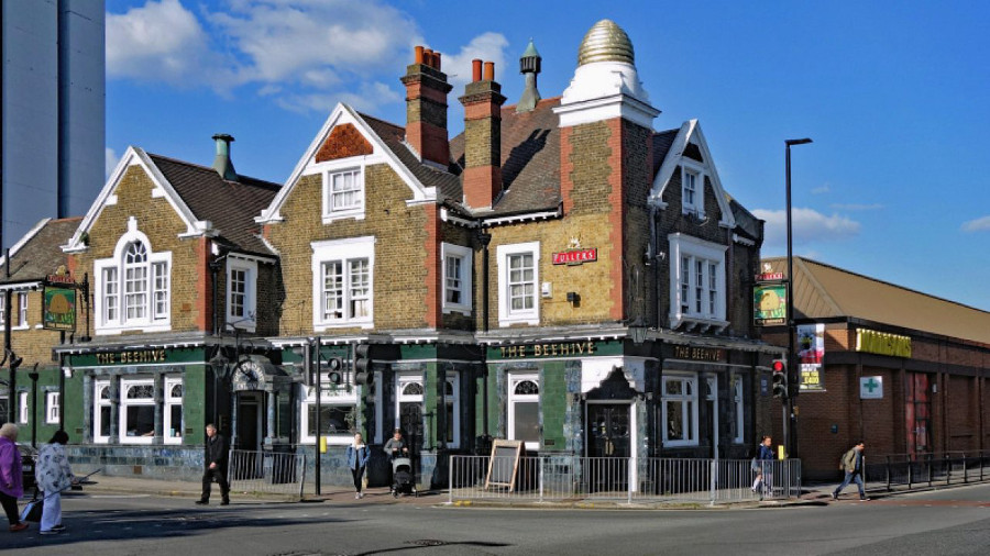 Imagen de la localidad de Brentford, donde transcurre "Cuando sale la Luna", con casas de una planta de ladrillo, con la planta baja pintada de verde y la superior con ladrillo visto.