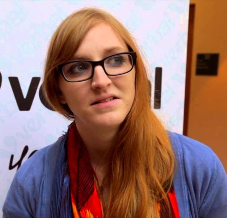 Fotografía de la colorista Jordie Bellaire con mirada ausente, con gafas de montura negra.