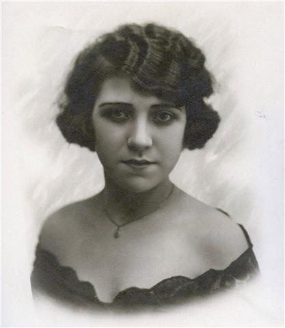 Retrato de Laura Méndez de Cuenca muy joven, con el pelo ondulado a la moda de la época, y un vestido con el escote bardot.