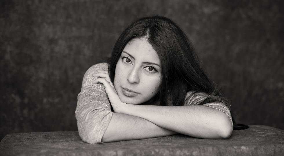 Monica Ojeda posando reclinada sobre sus brazos