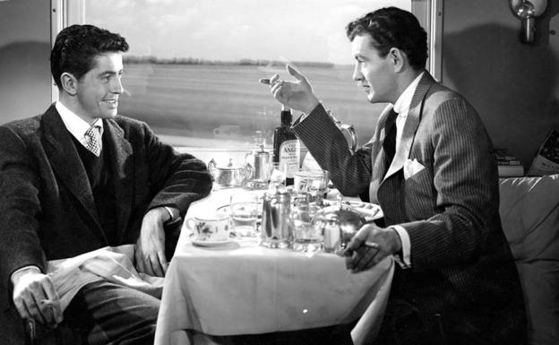 Imagen de la película "Extraños en un tren" de Alfred Hitchcock de 1951 con Guy y Bruno charlando en el tren.