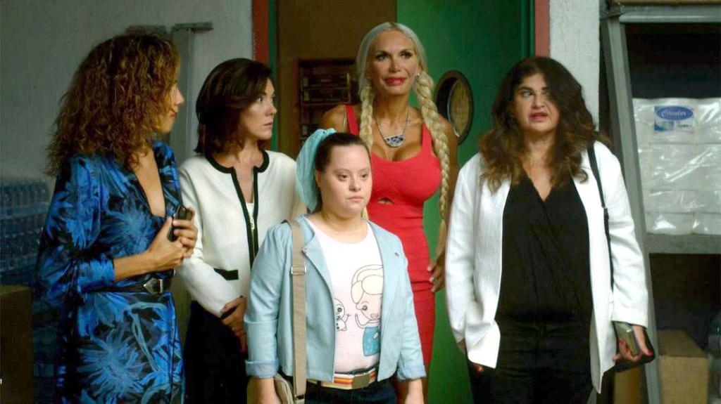 Fotograma de la serie con la aparición de Lucía Etxebarría y Yola Berrocal.